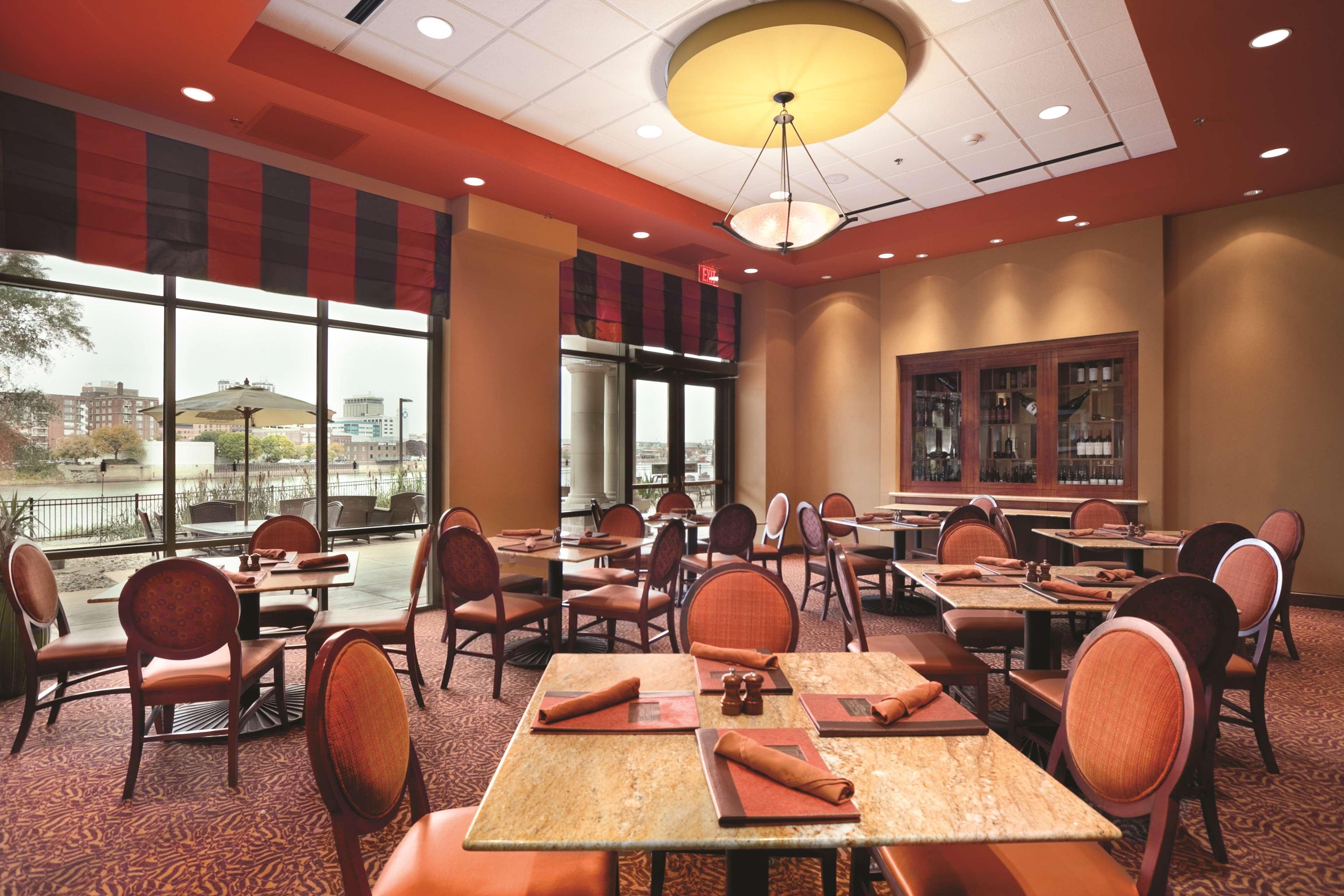 Embassy Suites East Peoria Hotel And Riverfront Conference Center Restaurant foto