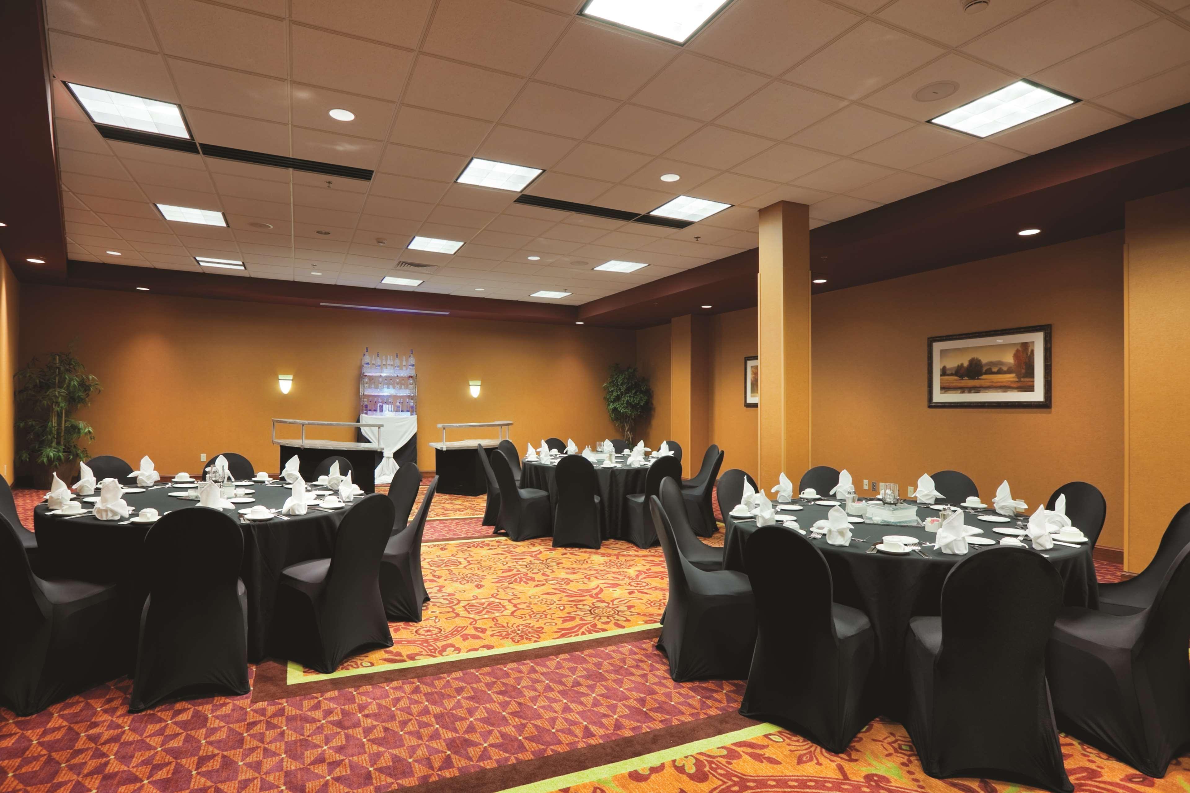 Embassy Suites East Peoria Hotel And Riverfront Conference Center Restaurant foto
